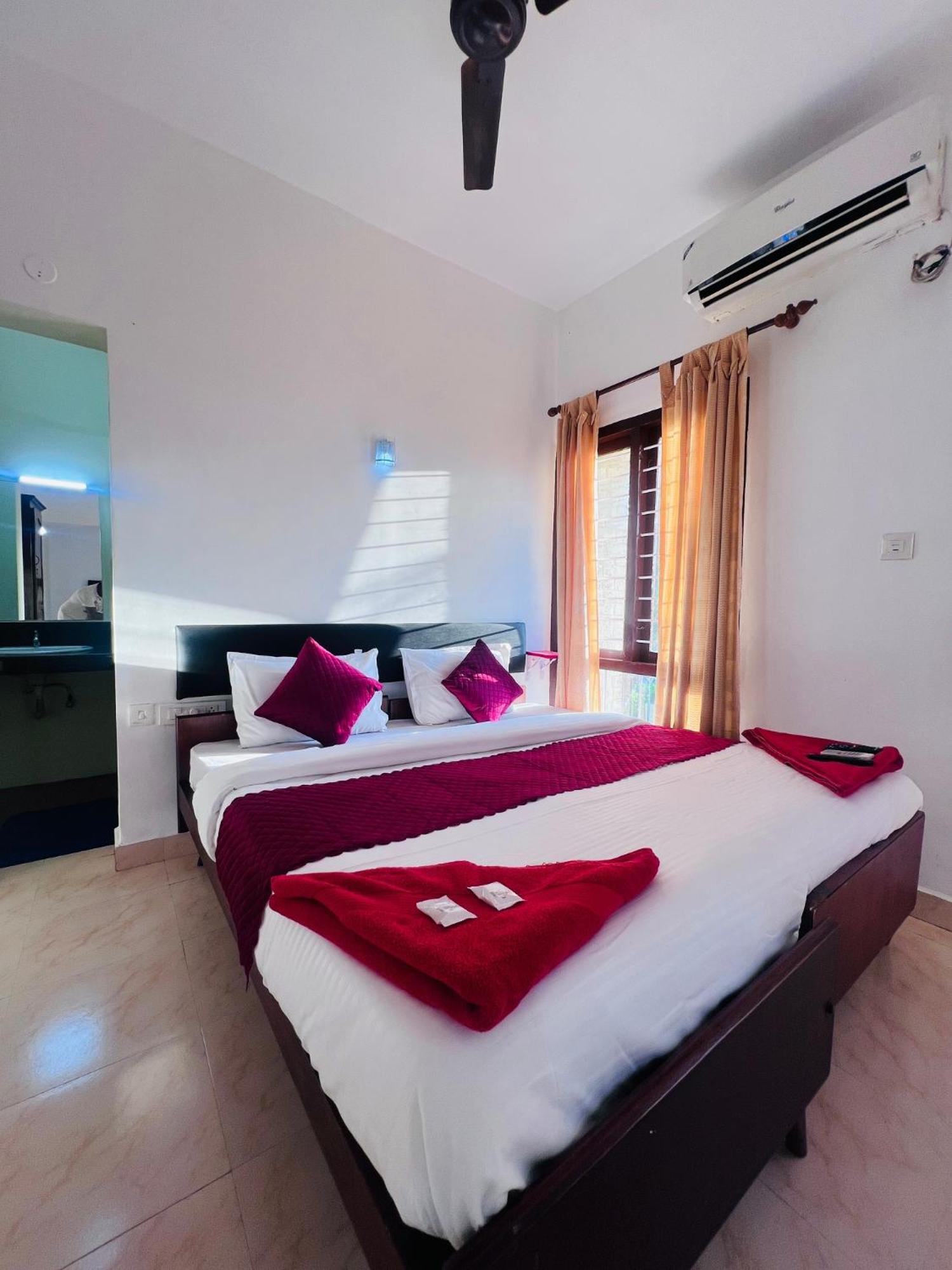 Hotel Sunday - Townhouse Club Airport Trivandrum Thiruvananthapuram Exterior foto