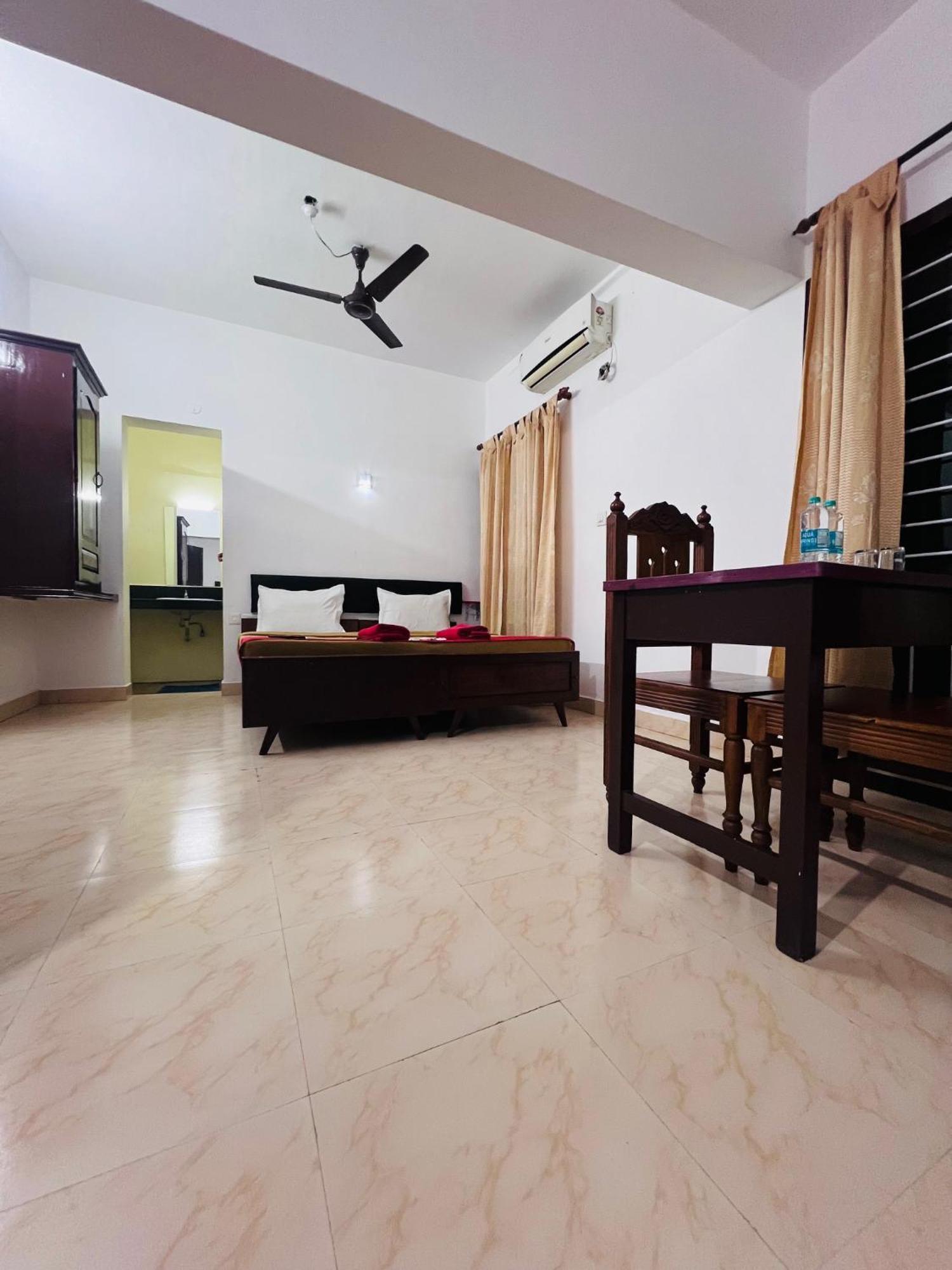 Hotel Sunday - Townhouse Club Airport Trivandrum Thiruvananthapuram Exterior foto